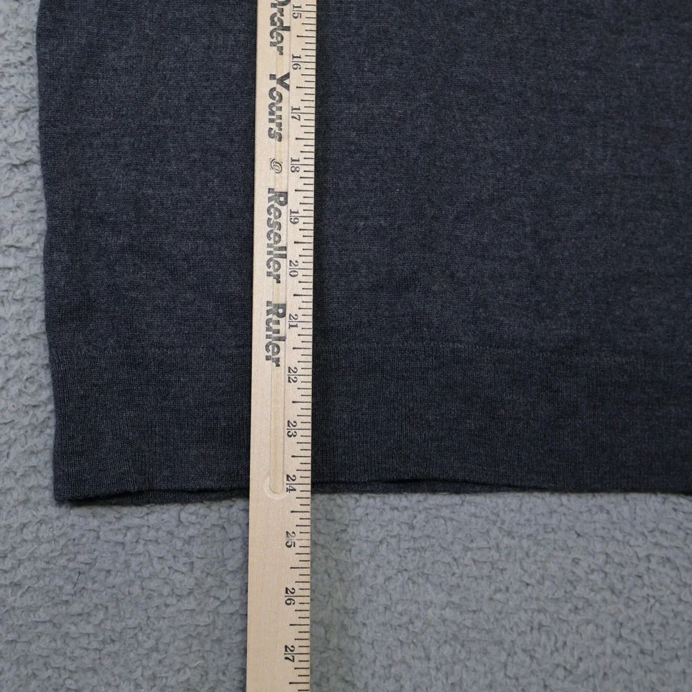 UNTUCKit Spitler V-Neck Sweater Mens Medium Gray Extrafine Merino Wool 40738